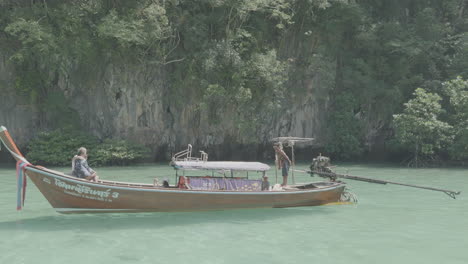 Touristen-Auf-Einem-Longtail-Boot-Im-Süden-Von-Thailand,-Asien,-Lagune,-Kalksteinfelsen,-Prores-Video