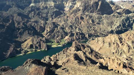 Atemberaubende-Aussicht-Auf-Den-Colorado-River-Durch-Die-Canyons