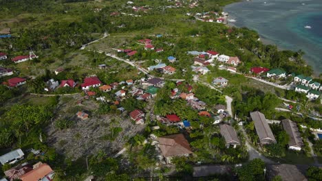 Moalboal,-Philippinen-Präsentiert-Küstenstadt-Und-üppige-Umgebung,-Tageslicht,-Luftaufnahme