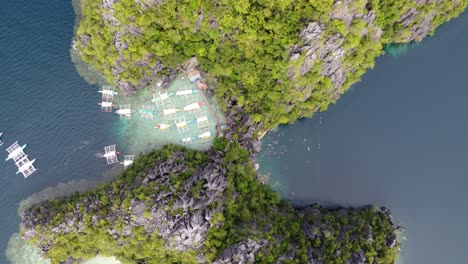 Touristische-Banka-Boote-Parken-Neben-Felsgrat,-Barracuda-Lake,-Coron