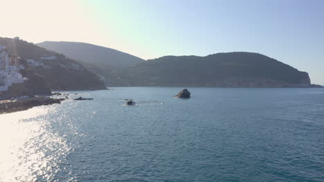 Luftaufnahme:-Über-Einen-Großen-Felsen-Inmitten-Des-Klaren-Und-Ruhigen-Blauen-Meeres-In-Der-Nähe-Des-Hafens-Der-Insel-Skopelos