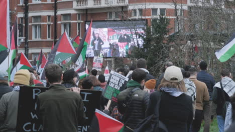 London:-Demonstranten-Für-„Stoppt-Den-Krieg“-Mit-Palästinensischen-Flaggen-Und-Plakaten-Versammeln-Sich,-Um-Der-Rede-Des-Staatschefs-Zuzuhören