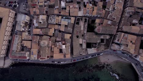 Top-Down-Aerial-coastal-Sicilian-village-Island-of-Ortigia,-Italy