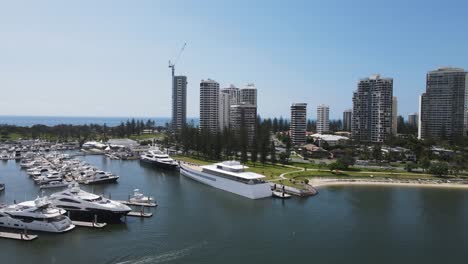 Puerto-Deportivo-De-Superyates-De-Gold-Coast-Con-El-ícono-Del-Horizonte-De-Gran-Altura-De-Surfers-Paradise-City