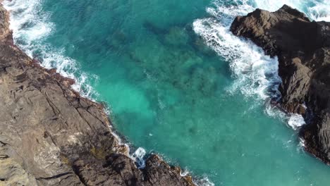 Increíble-Vídeo-Aéreo-De-Drones-De-Aguas-Turquesas-Del-Océano-Pacífico,-Olas-Rompiendo-Sobre-Los-Acantilados-Del-Mar-En-Hawai,-Oahu