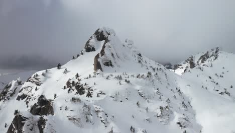 Schneebedeckte-Ciucas-Berge-Unter-Bewölktem-Himmel,-Majestätische-Winterlandschaft
