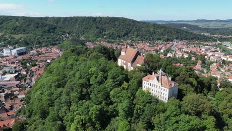 Iglesia-De-Sighisoara-En-La-Colina-En-Transilvania,-Rumania---Antena-4k