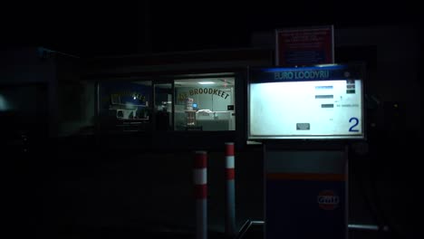 Flackerndes-Lichtschild-An-Einer-Tankstelle