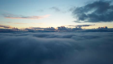 Zeigt-Einen-Unglaublichen-Sonnenaufgang-über-Den-Wolken-Und-Die-Sonne,-Die-Durch-Die-Wolken-Lugt