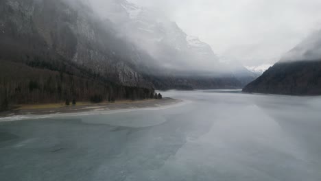 Klöntalersee-Glarus-Schweiz-Mystischer-Flug-Durch-Den-Nebel