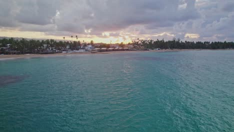 Revelador-Paisaje-Tropical-Aéreo-Sobre-La-Ciudad-De-Las-Terrenas-Al-Atardecer