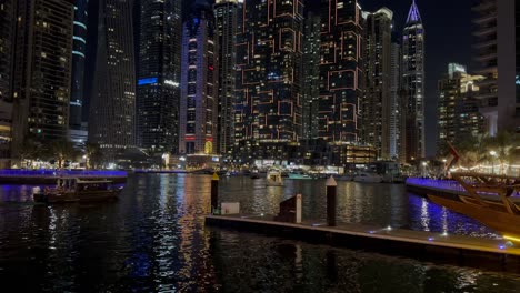 Dubai,-Vae---04.-Januar-2024:-Nachtansicht-Von-Dhow-Und-Wolkenkratzern-In-Dubai-Marina---Einem-Wohnviertel-Und-Einem-Bezirk-In-Dubai,-Vereinigte-Arabische-Emirate