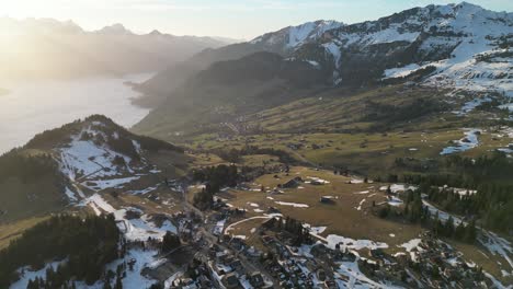 Amden-Weesen-Schweiz-Sonnenstrahlen-Durchbrechen-Das-Dorf-In-Den-Alpen