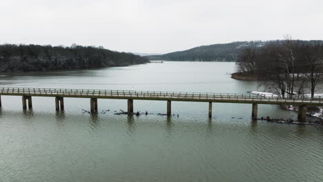 Luftaufnahme-Der-Brücke-Im-Lake-Sequoyah,-Arkansas,-USA---Drohnenaufnahme