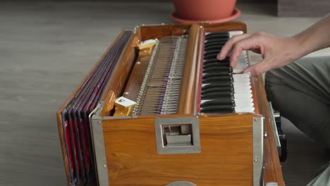Man-playing-a-Harmonium,-a-traditional-Indian-musical-instrument