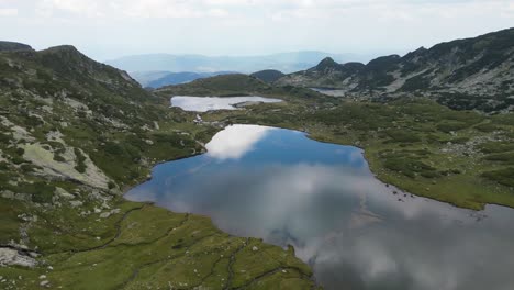 Bergsee-An-Den-Sieben-Rila-Seen-In-Bulgarien---Luftaufnahme-4k-Dolly