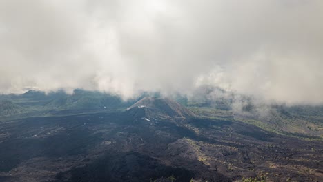 Drohne-Hyperlapse-Paricutin-Vulkan-Mit-Wolken
