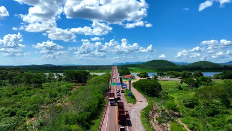 Impresionante-Vídeo-Drone-Del-Río-Paraguay-Y-Su-Puente,-Que-Muestra-Los-Vastos-Humedales-Del-Pantanal-Bajo-Un-Cielo-Azul-Claro.