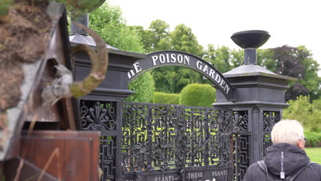 Das-Poison-Garden-Schild-Und-Tür,-Alnwick-Gardens,-England,-Großbritannien