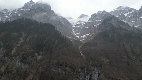 Klöntalersee-Glarus-Suiza-Vuelo-Mirando-El-Hielo-Y-Los-Picos-De-Las-Montañas-Brumosas
