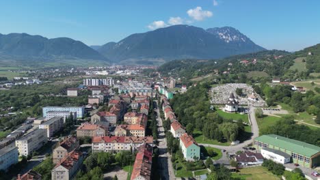 Vista-Aérea-De-La-Ciudad-En-Rumania-Con-Fondo-De-Montaña-Transfagarasan