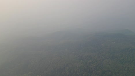 Picos-Montañosos-Cubiertos-De-Niebla-En-El-Norte-De-Tailandia.
