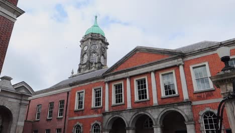 Mujer-Turista-Lista-Para-Explorar-El-Castillo-De-Dublín,-Irlanda