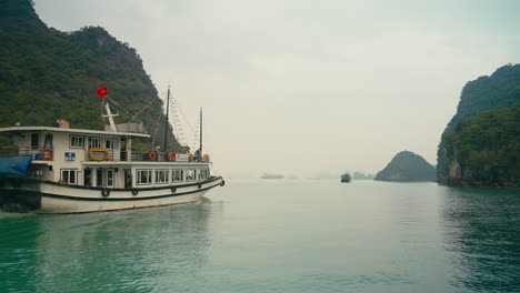Crucero-En-Barco-Por-La-Bahía-De-Ha-Long