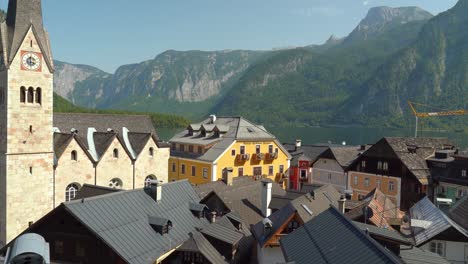 Amplíe-La-Iglesia-De-Hallstatt-Con-Vistas-Al-Lago.