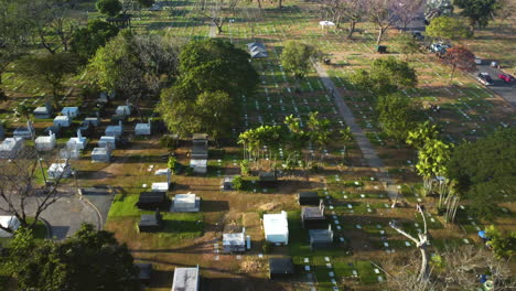 Luftaufnahme-über-Grabsteine-Und-Gräber-Im-Manila-Memorial-Park,-Philippinen