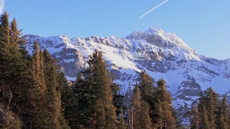 Silhouette-Der-Schneebedeckten-Berge,-Aufgenommen-Von-Einer-Drohne-Bei-Sonnenaufgang