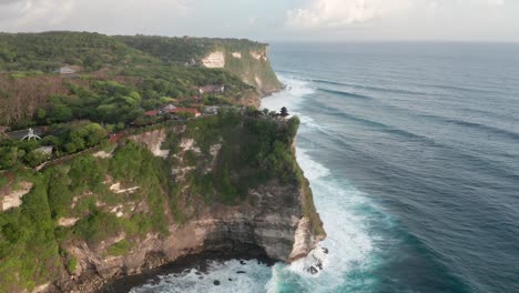 Vista-Por-Drones-Del-Famoso-Templo-Hindú-Balinés-En-Uluwatu-Con-Acantilados-Y-Olas-Del-Océano,-Bali,-Indonesia