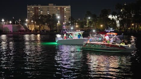 Schnellboote-Und-Fischerboote-Ziehen-Nachts-Während-Der-Festlichen-Weihnachtsparade-Entlang-Der-Wasserstraße