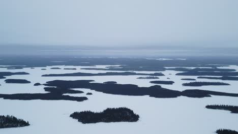 Drohnenschuss-Im-Paint-Lake-Provincial-Park,-Frozen-Islands,-Nordmanitoba,-Kanada