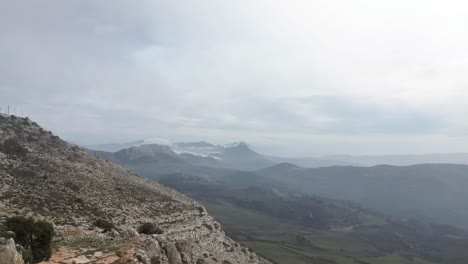 Imágenes-Aéreas-De-Drones-Capturan-El-Impresionante-Paisaje-Del-Torcal-De-Antequera,-Centrándose-En-La-Formación-Rocosa-única-Conocida-Como-&quot;el-Casco&quot;.