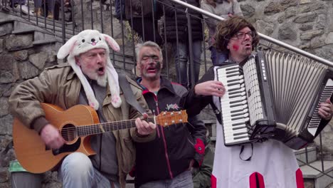 Músicos-Disfrazados-Tocan-En-Vivo-Durante-Las-Celebraciones-Del-Carnaval-De-Stilzer-Pgluagziachn-En-Stilfs---Stelvio,-Tirol-Del-Sur,-Italia