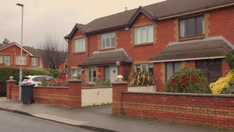 Shot-of-typical-neighborhood-during-evening-in-Dublin,-Ireland