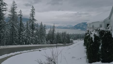 Casa,-Camino-Y-árboles-Nevados-En-Salmon-Arm,-Columbia-Británica,-Canadá