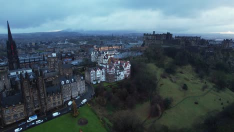 Edinburgh-Castlehill,-famous-tourist-destination