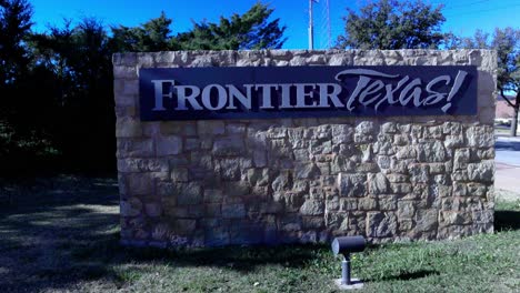 Frontier-Texas-Schild-In-Abilene,-Texas-Und-Video-Nach-Oben-Geneigt