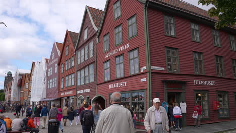 Menschen-Gehen-Auf-Der-Straße-In-Der-Stadt-Bergen,-Norwegen