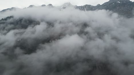 Klöntalersee-Glarus-Schweiz-Wolken-Und-Berge-Seitwärtsflug