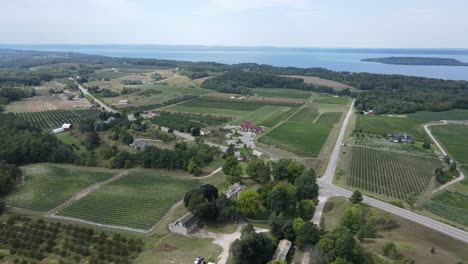 Old-Mission-Peninsula-with-farms-and-vineyards,-in-Grand-Traverse-Bay,-Michigan,-USA