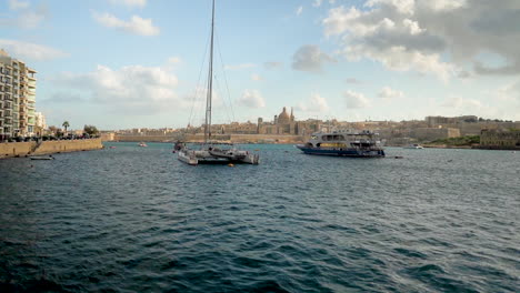 Barcos-Y-Embarcaciones-En-La-Valeta-Malta-Océano-Ciudad-Antigua