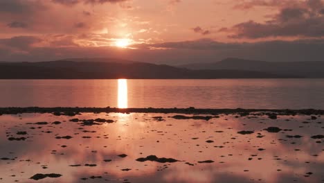 Hermosa-Puesta-De-Sol-Sobre-El-Mar-Reflejada-En-Agua-Como-Un-Espejo-Y-Arena-Mojada