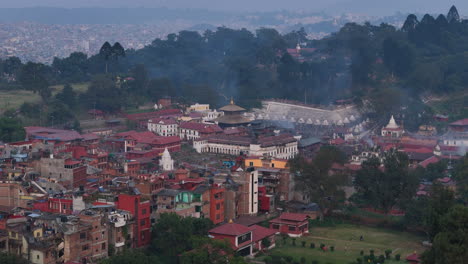 Un-Dron,-Declarado-Patrimonio-De-La-Humanidad-Por-La-Unesco,-Disparó-Contra-El-Templo-De-Pashupati-Nath-En-Katmandú,-Nepal.