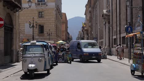 Verkehr-Auf-Der-Via-Vittorio-Emanuele-In-Palermo,-Italien