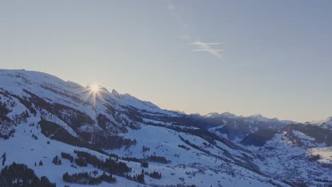Silhouette-Einer-Schneebedeckten-Bergkette,-Beleuchtet-Durch-Das-Morgensonnenlicht