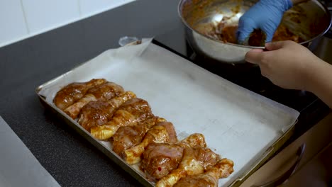 Hähnchen-Zum-Backen-Marinieren,-Fleisch-Mit-Sauce-Von-Hand-Bestreichen,-Kücheneinstellung