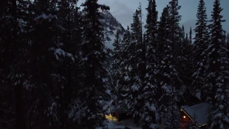 Drohnenansicht-Der-Schneebedeckten-Berge-Von-Banff,-Kanada-Im-Winter